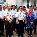 Irjen Kemenkumham Jhoni Ginting, Dirjen Imigrasi Ronny F. Sompie, dan Bupati Kediri dr. Hj. Haryanti Sutrisno saat peresmian Kantor Imigrasi. foto: MUJI HARJITA/ BANGSAONLINE