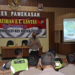 Kasatlantas Polres Pamekasan, AKP Didik Sugiarto saat memberikan materi di Gedung Bhayangkara Polres Pamekasan. (foto: ist).