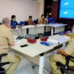 Suasana pertemuan membahas pembangunan Puskesmas Bumiaji II di Ruang Pertemuan Bappelitbangda, Senin (28/9).