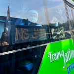 Gubernur Khofifah saat berada di Bus Trans Jatim.