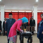 Pj Wali Kota Kediri, Zanariah, menyaksikan Indun Munawaroh, Kepala Bakesbangpol yang baru saat menandatangani berita acara pelantikan. Foto: Ist