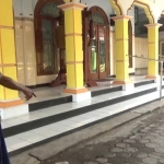 Pengurus Masjid Al Hidayah, Iwan Ardika, saat menunjukkan lokasi pencurian kotak amal.