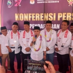 Gus Barra dan Rizal Octavian didampingi pendukung usai mendaftar ke KPU Kabupaten Mojokerto