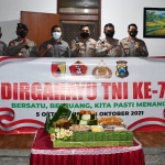 Foto bersama Danrem 081/DSJ bersama Kapolres Madiun kota dan Kapolres Madiun di kediaman Danrem