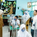 Gubernur Jawa Timur Khofifah Indar Parawansa saat memantau uji coba belajar tatap muka siswa dan guru di salah satu sekolah di Nganjuk, Senin (24/8/2020). foto: ist/ bangsaonline.com 