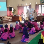 Dinas Perikanan Trenggalek saat memberikan edukasi jenis ikan dan nama ikan kepada para siswa di BBI Trenggalek, Senin (13/3/2023)