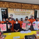 Kapolres Madiun Kota, AKBP Dewa Putu Eka Darmawan, menunjukkan barang bukti yang berhasil diamankan saat konferensi pers.