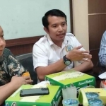 Anggota DPRD Jatim, Adam Rusydi (tengah), saat memberi keterangan kepada awak media.