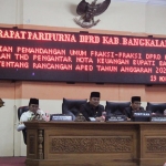 Ketua Fraksi PKB Mohammad Hotib memaparkan pandangan fraksi terkait nota keuangan bupati Bangkalan tentang RAPBD TA 2020, di Aula DPRD, Selasa (19/11).