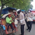 Polwan Polres Jombang saat bagikan nasi bungkus ke tukang becak.