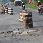 Kondisi jembatan Tropodo Krian yang  jebol. foto : khumaidi/BangsaOnline