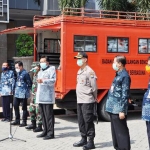 Bupati Gresik Sambari Halim Radianto ketika seremonial penyerahan sembako dari BPBD. foto: SYUHUD/ BANGSAONLINE