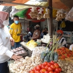 Wali Kota Mojokerto, Ika Puspitasari, saat sidak bahan pangan.