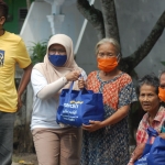 Penyaluran bantuan sembako di kelurahan Ngantru oleh Bank Mandiri. foto: HERMAN/ BANGSAONLINE