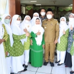 Bupati Gus Yani bersama PC Muslimat Gresik. foto: SYUHUD/ BANGSAONLINE