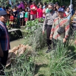 Penemuan seorang mayat laki-laki di pinggir sungai menggegerkan warga Dusun Cangkringan, Desa Kedungsugo, Kecamatan Prambon, Kabupaten Sidoarjo.