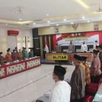 Puluhan takmir masjid di Kabupaten Blitar mendapatkan pembinaan soal pencegahan radikalisme oleh Polres Blitar. Pembinaan takmir masjid ini dilakukan langsung oleh Kasubdit Bintibsos Dit Binmas Polda Jatim AKBP Sujiono, S.H., Rabu (2/6/2021). (foto: ist)