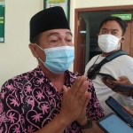 Asmuni, Kades Temuguruh memberikan keterangan usai mengikuti sidang tipiring di PN Banyuwangi.