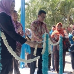 Rektor Unirow Tuban, Supiana Dian Nurtjahyani memotong pita tanda diresmikannya Tax Center.