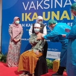 Vaksinasi ini menggandeng FK Unair yang memang mempunyai SDM handal di bidang kesehatan.