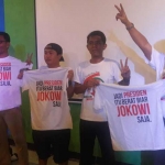 Panitia nobar menunjukkan kaos dukungan terhadap Jokowi sebagai Presiden 2019. foto: SYUHUD/ BANGSAONLINE