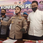 Kapolres Pasuruan AKBP Rofiq Ripto Himawan didampingi Kasat Reskrim AKP Adrian Wimbarda saat menunjukan barang bukti perhiasan korban dan kayu yang dipakai tersangka untuk memukuli korban.