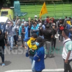 Puluhan aktivis dari Pergerakan Mahasiswa Islam Indonesia (PMII) Cabang Situbondo saat berorasi di depan kantor DPRD Situbondo. foto: MURSIDI/ BANGSAONLINE