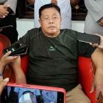 Wali Kota Blitar, Santoso, saat memberi keterangan kepada awak media terkait perampokan yang dialaminya.