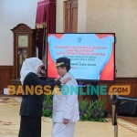 Gubernur Khofifah saat melantik Zanariah sebagai Pj Wali Kota Kediri. Foto: DEVI FITRI AFRIYANTI/BANGSAONLINE