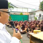 Prof. Dr. KH. Asep Saifuddin Chalim, M.Ag. memberi pengajian di alam terbuka di halaman SMP Amanatul Ummah di Pondok Pesantren Amanatul Ummah Jalan Siwalankerto Utara Surabaya, Sabtu (20/6/2020). foto: MMA/ bangsaonline.com