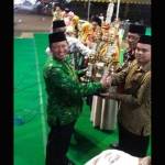 Camat Senori, Eko Julianto saat menerima piala juara umum dari Wakil Bupati Tuban, Noor Nahar Husein.