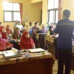 SERIUS: Para petugas perpus sekolah saat menerima materi workshop. foto: udin/ BANGSAONLINE