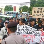 Warga Ngasinan, saat demo di depan kantor BPN. foto: SYUHUD/ BANGSAONLINE