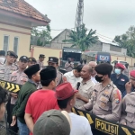 Polisi ketika memediasi massa aksi yang tergabung dalam Grapeksi saat menggelar demo di KPU Bangkalan.