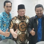 Ketua Umum Komunitas Pemuda Nusantara (KPN), Eko Saputro saat memberi dukungan kepada La Nyalla Mahmud Mattalitti untuk maju pilgub. foto: DIDI ROSADI/ BANGSAONLINE