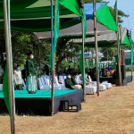 Ketua PCNU Kota Kediri KH. Abu Bakar Abdul Jalil saat menjadi Inspektur Upacara Hari Santri di Lapangan Ponpes Lirboyo Kota Kediri. Foto: MUJI HARJITA/ BANGSAONLINE