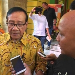 Wakil Ketua Dewan Kehormatan (Wanhor) DPP Partai Golkar, Ir. Akbar Tanjung menjawab pertanyaan wartawan usai acara Mukerda Kosgoro 1957 Jatim di kantor DPD PG Jatim?. foto: DIDI ROSADI/ BANGSAONLINE