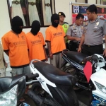 Ketiga pelaku dan barang buktisepedah motor saat press release di Mapolres Blitar Kota. foto: AKINA/ BANGSAONLIE