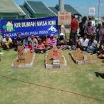 MASIH MINIM: Warga sebuah perumahan di Kecamatan Krian, Sidoarjo, kala demo menuntut lahan makam, 2011 silam. foto ilustrasi/ MUSTAIN/ BANGSAONLINE