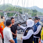 Gubernur Khofifah meninjau jembatan putus akibat banjir lahar dingin di Lumajang.