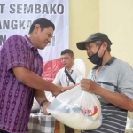 Wali Kota Kediri, Abdullah Abu Bakar, saat menyerahkan bantuan sembako kepada salah satu pedagang. Foto: Ist