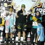 Para juara Urban Downhill Trenggalek di kelas rider women saat di atas podium. foto: HERMAN/ BANGSAONLINE