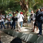 Puluhan pelaku dan pekerja seni budaya di Banyuwangi saat menggelar aksi damai di depan kantor Pemkab Banyuwangi, Kamis (5/8).