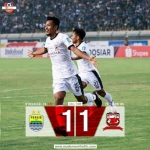 Zulfiandi pemain Madura United merayakan golnya ke gawang Persib pada menit ke 89.