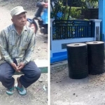 Ketua RT 02 Lingkungan Wangkal, Abdullah  saat bertugas minta  sumbangan dari pengguna jalan. Drum aspal dan pasir hasil dari sumbangan swadaya masyarakat. foto: GANDA SISWANTO/ BANGSAONLINE