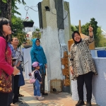 Risma saat melakukan tinjauan ke Jembatan Pemuda dekat Monumen Kapal Selam (Monkasel).