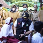 Bupati Kediri, Hanindhito Himawan Pramana, saat meninjau pelaksanaan vaksinasi dosis pertama bagi anak usia 6-11 di SDN Krandang 1. Foto: Ist