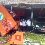 Kepala BPBD Gresik Tarso Sagito ketika melihat kantornya rusak tertimpa pohon. foto: SYUHUD/ BANGSAONLINE