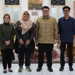 Bupati Kediri Hanindhito Himawan Pramana (tiga dari kiri) bersama Head of Legal PSPK Mandira Bienna Elmir (dua dari kiri). Foto: Ist. 