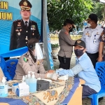 Kasatnarkoba Polres Kota Kediri AKP Subijanto (kanan) dan Kepala Dishub Kota Kediri Didik Catur (tiga dari kanan) saat meninjau pelaksanaan kegiatan tes urine dan kesehatan untuk awak bus. foto: MUJI HARJITA/ BANGSAONLINE.com